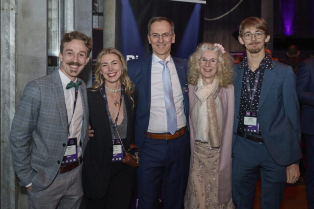 ((c) E Devillet) Rcarré 25 ans-80